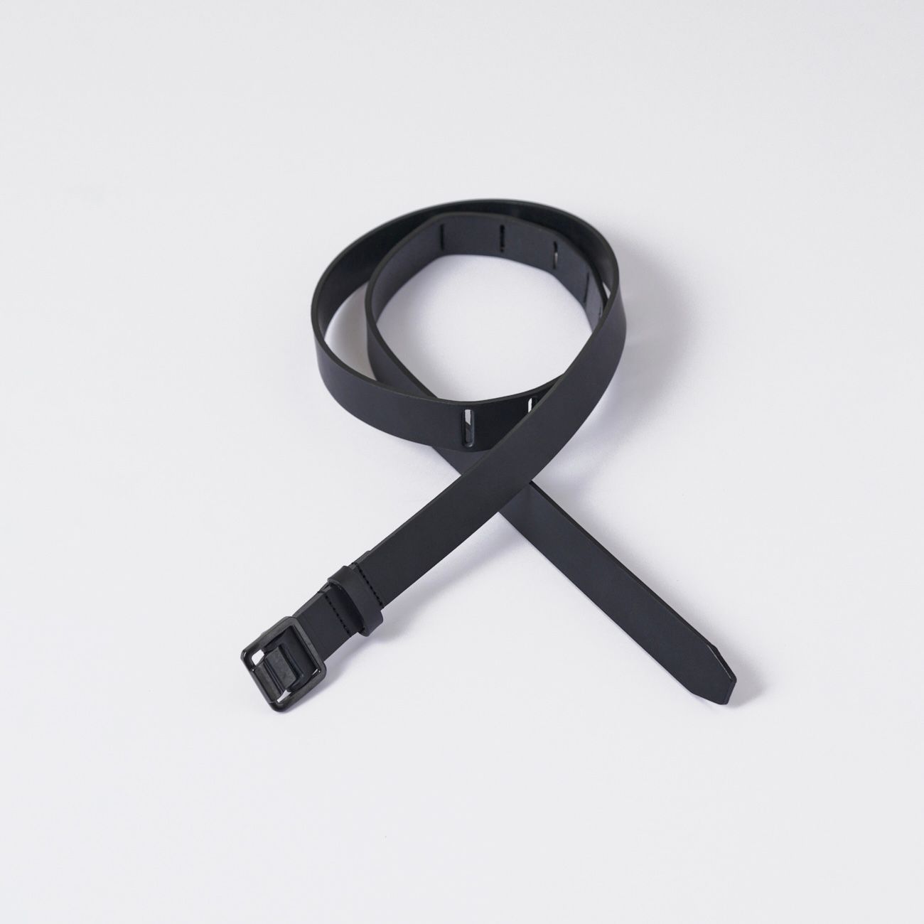 YOKE - 【残りわずか】Narrow Leather Belt(BLACK×BLACK) | ACRMTSM