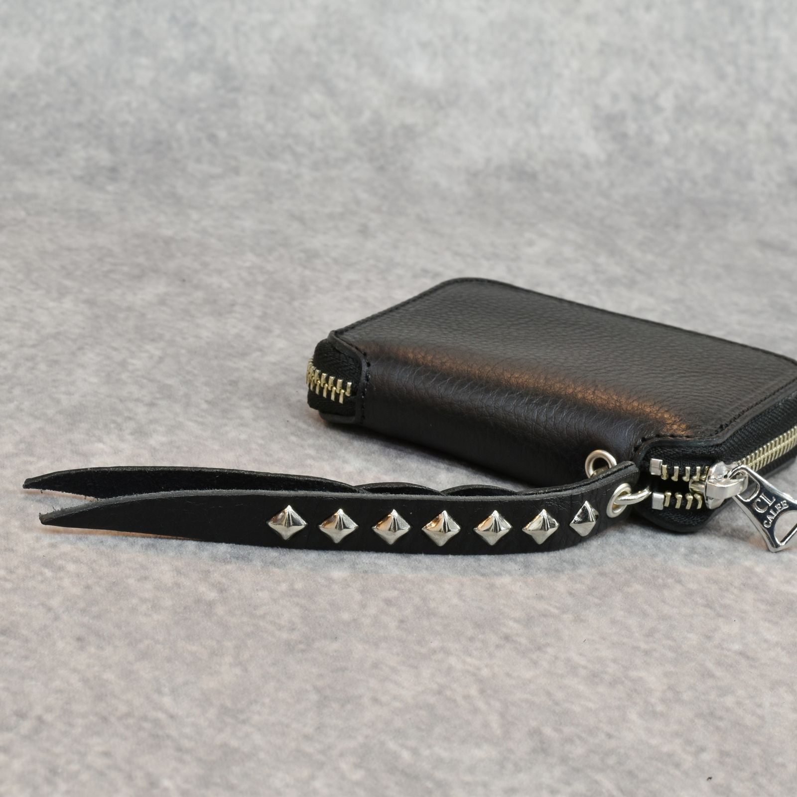 CALEE - PLANE LEATHER ZIP MULTI WALLET ＜STUDS CHARM＞ (BLACK
