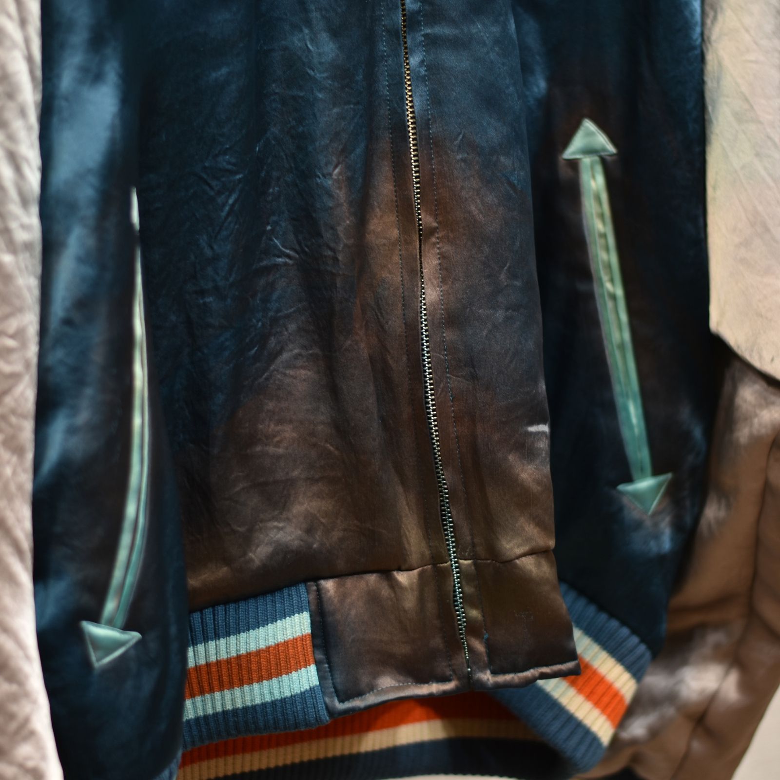 el conductorH - UPSIDEDOWN TIGER EMBROIDERED AGED SOURVENIR JKT