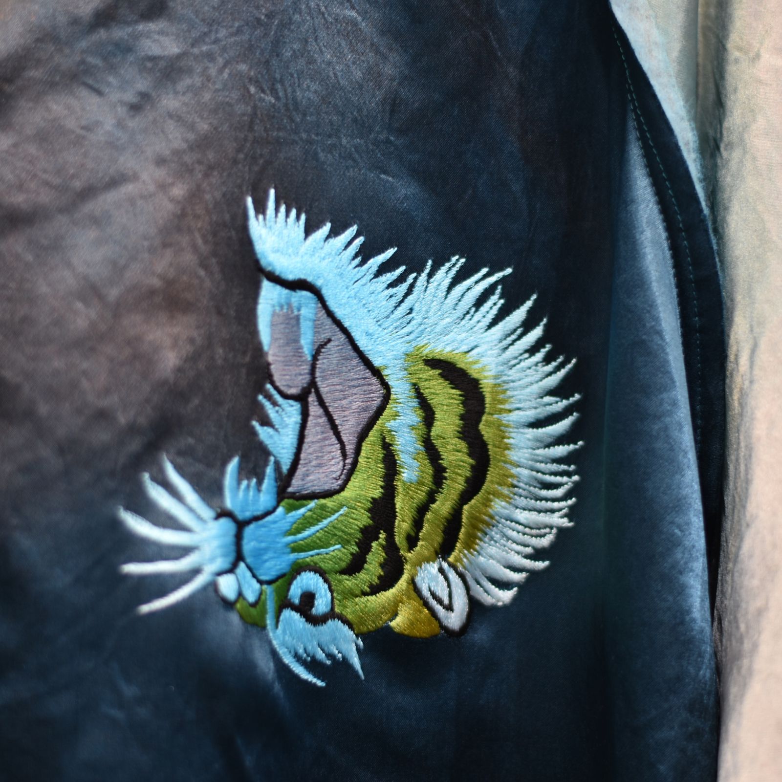 el conductorH - UPSIDEDOWN TIGER EMBROIDERED AGED SOURVENIR JKT