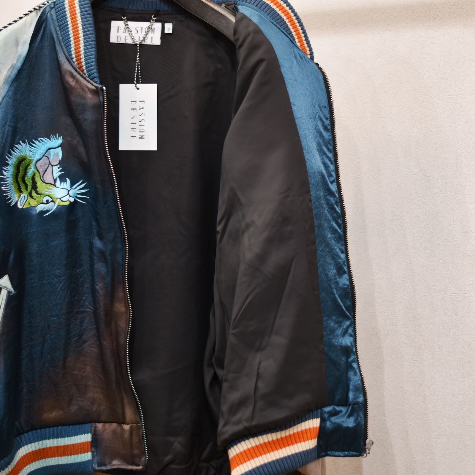 el conductorH - UPSIDEDOWN TIGER EMBROIDERED AGED SOURVENIR JKT