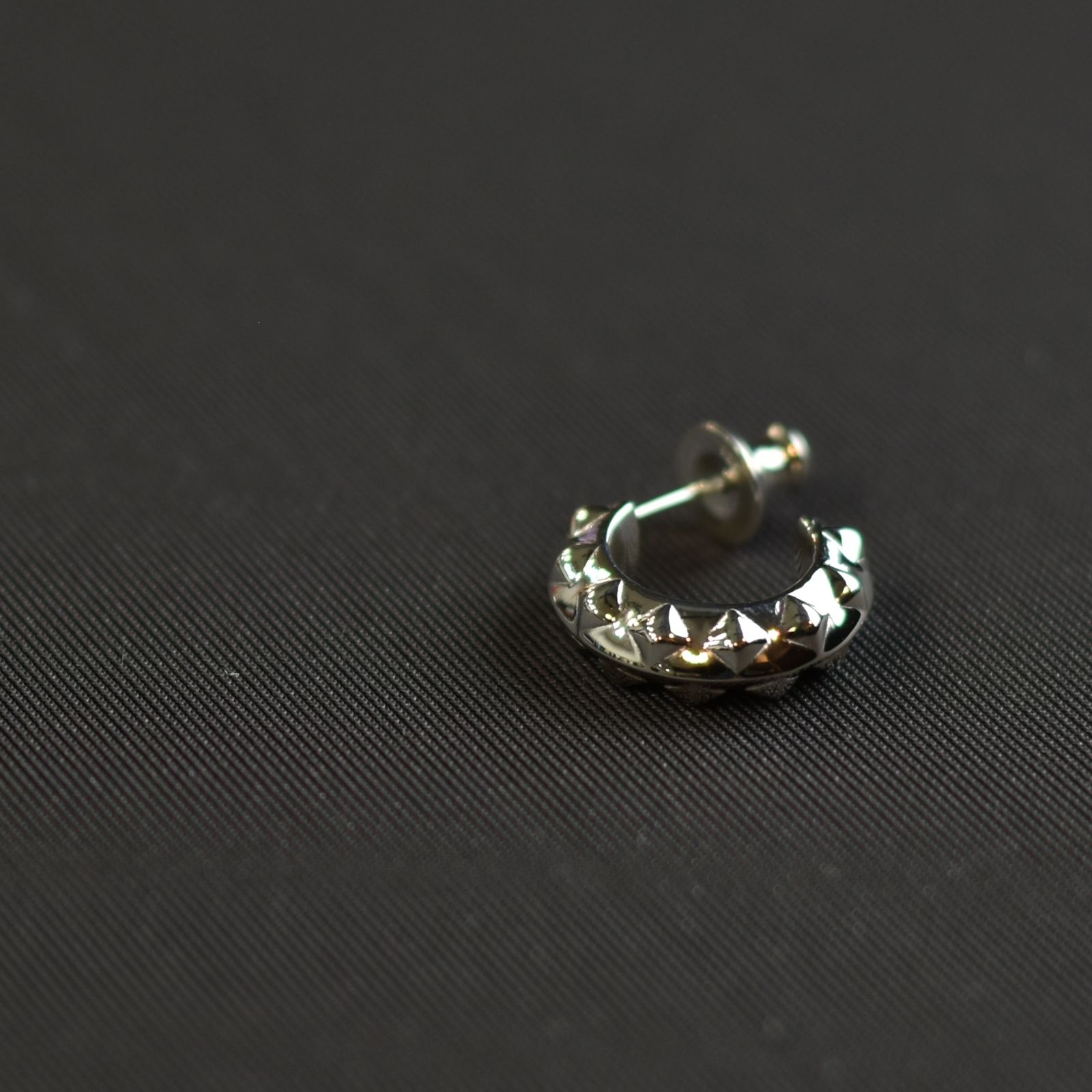 CALEE - STUDS ROLL SILVER PIERCE ＜REGULAR＞ (SILVER) / スタッズ