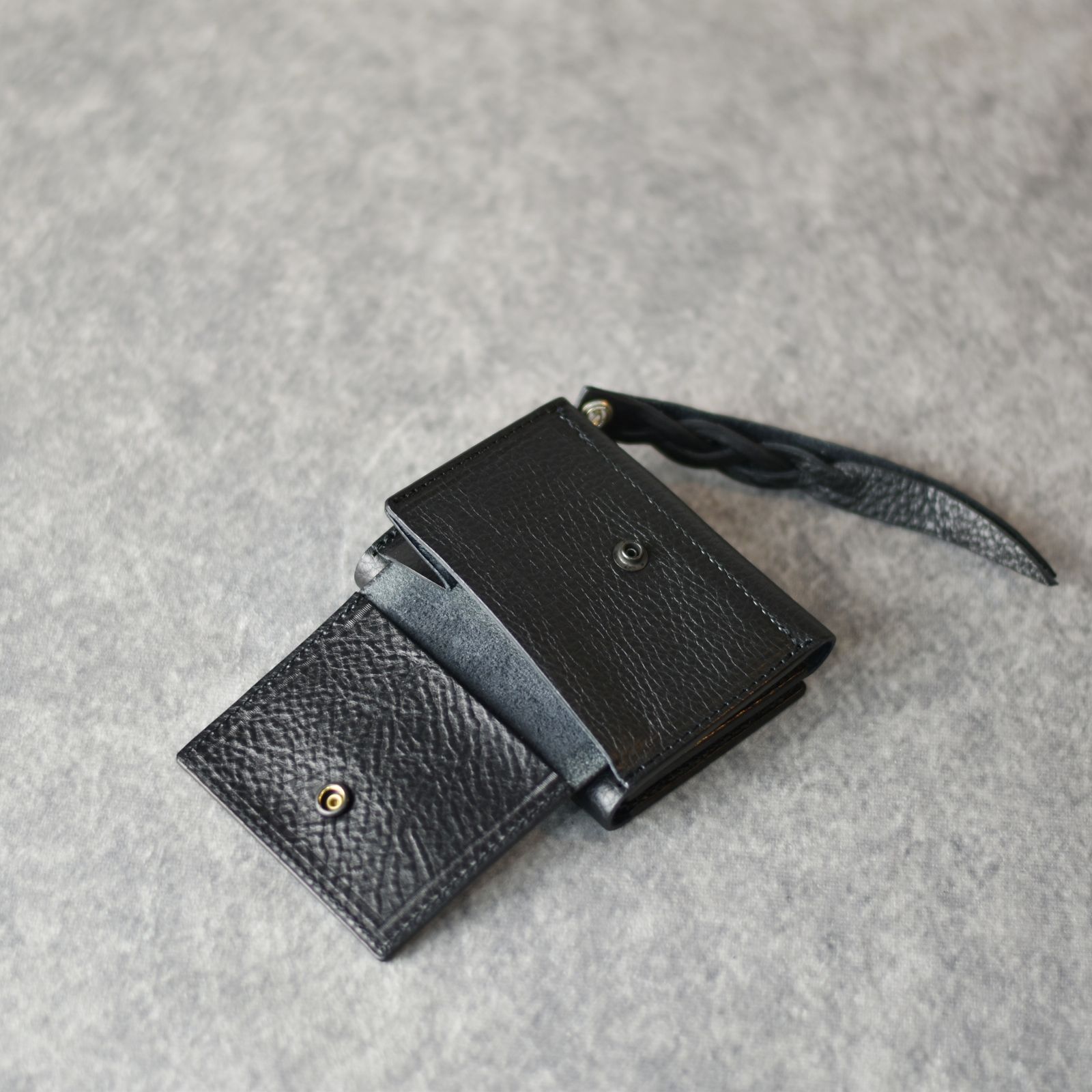 CALEE - PLANE LEATHER MULTI WALLET ＜STUDS CHARM＞ (BLACK