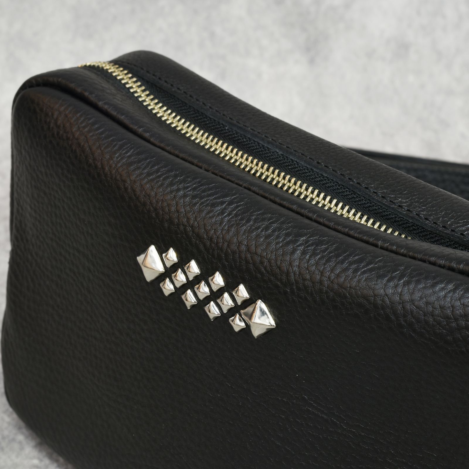 CALEE - STUDS LEATHER BODY BAG (BLACK)｜ボディバッグ ウエスト