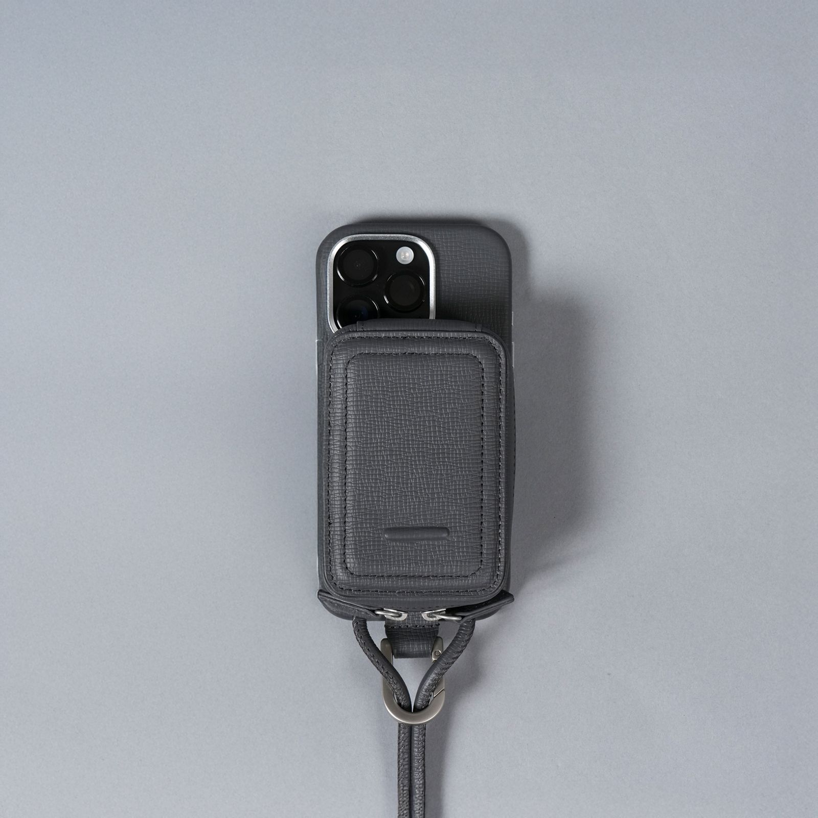 objcts.​io - レザーストラップ付iPhoneアクセサリー - マイクロバッグ