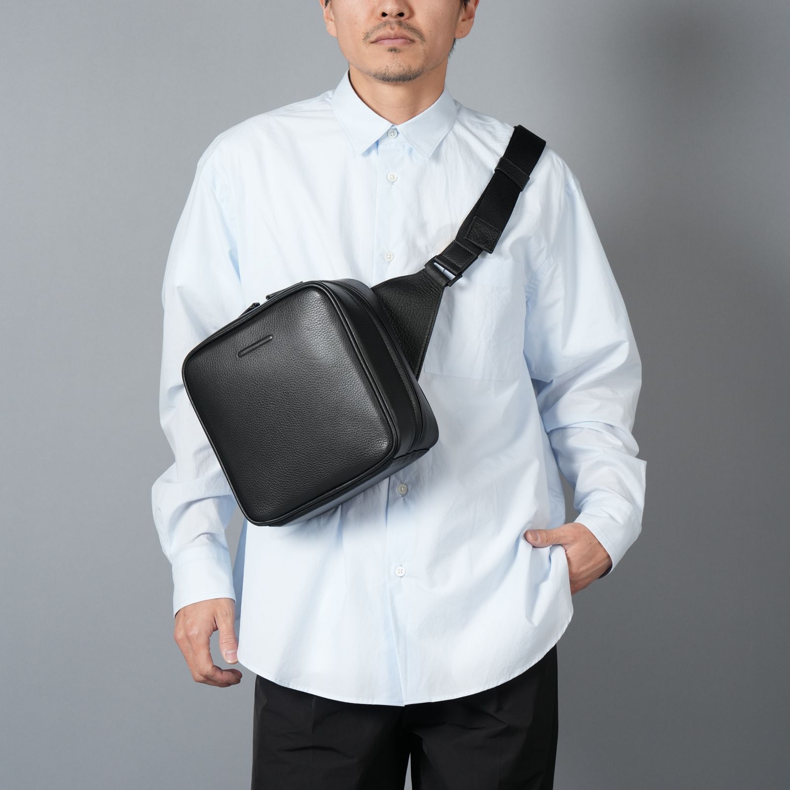 objcts.​io - ウィークエンド カメラバッグ ラージ (ブラック