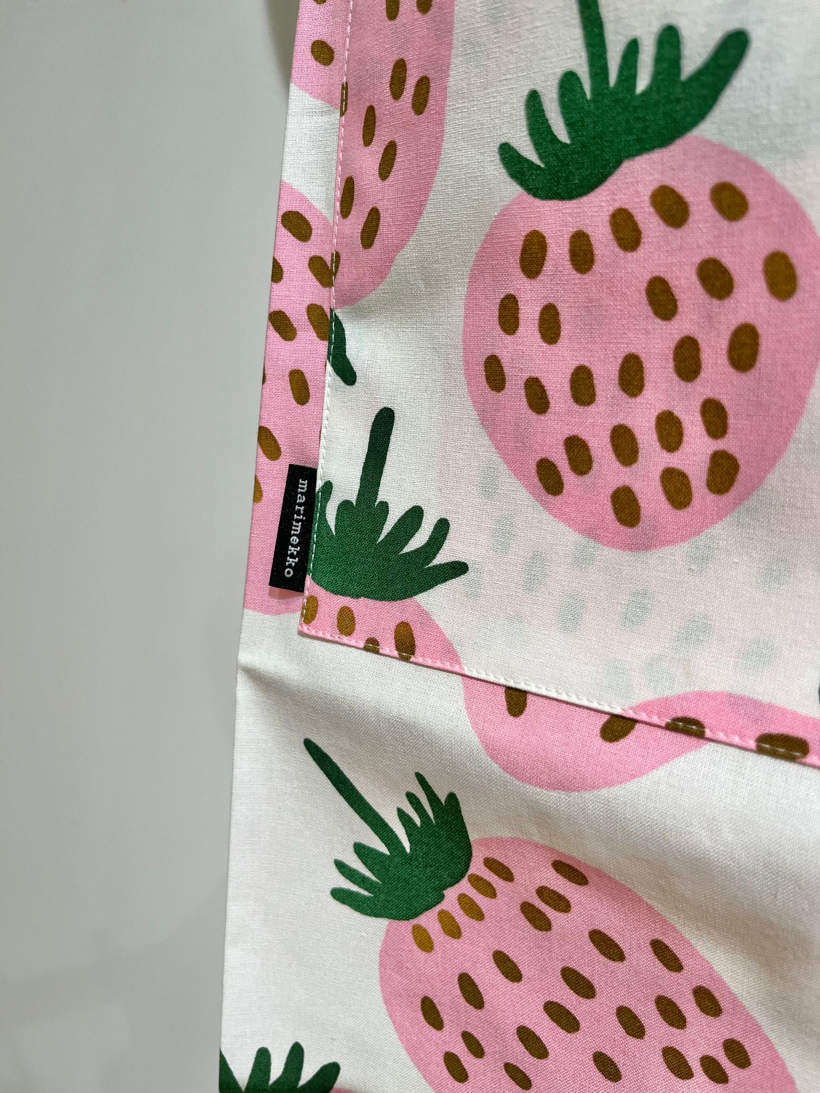 Marimekko - Mansikka マンシッカ エプロン | HALLOW's web store