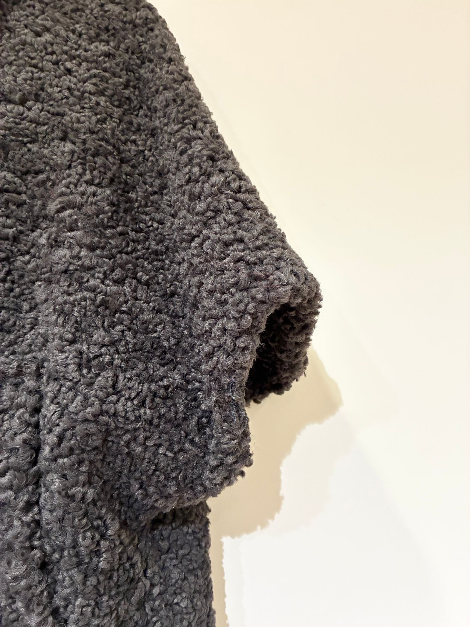 three dots - 【ミリー】プードルボア ポンチョ / ベスト / ブラック