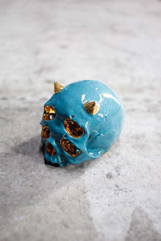 丸岡和吾 - 四つ目鬼髑髏ぐい呑 灰×金 (桐箱付) | HAZE