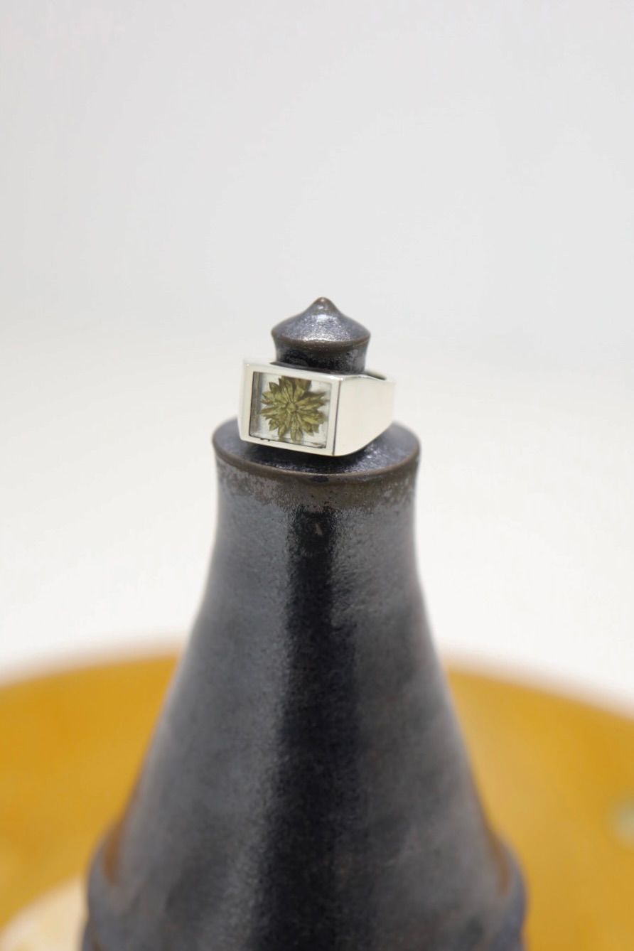 XOLO - XOLO JEWELRY リング / Signet Ring with Gray & Gold Flower