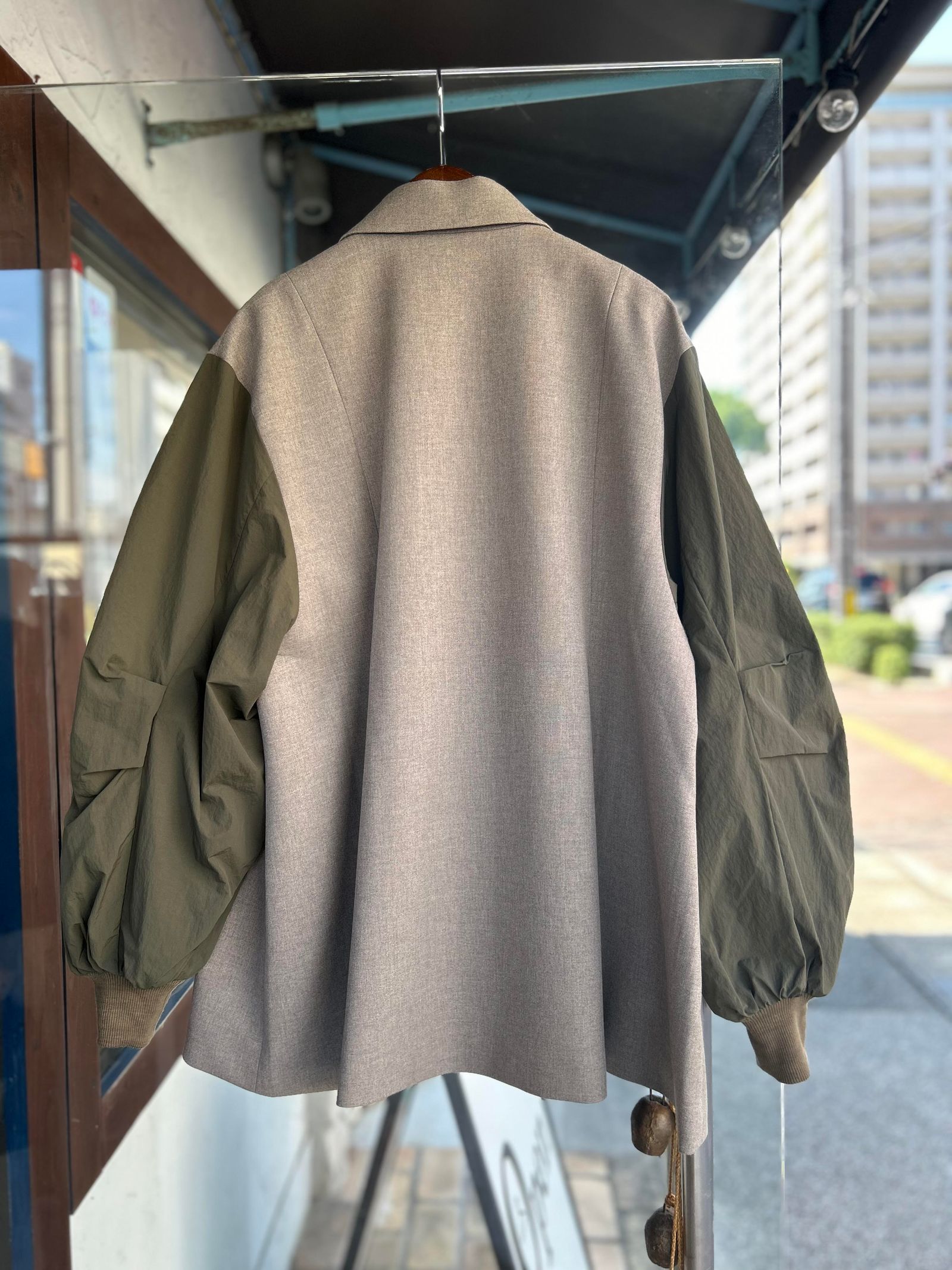 CHIGNON - 袖ドッキングフォルムジャケット ライトベージュ | ravii