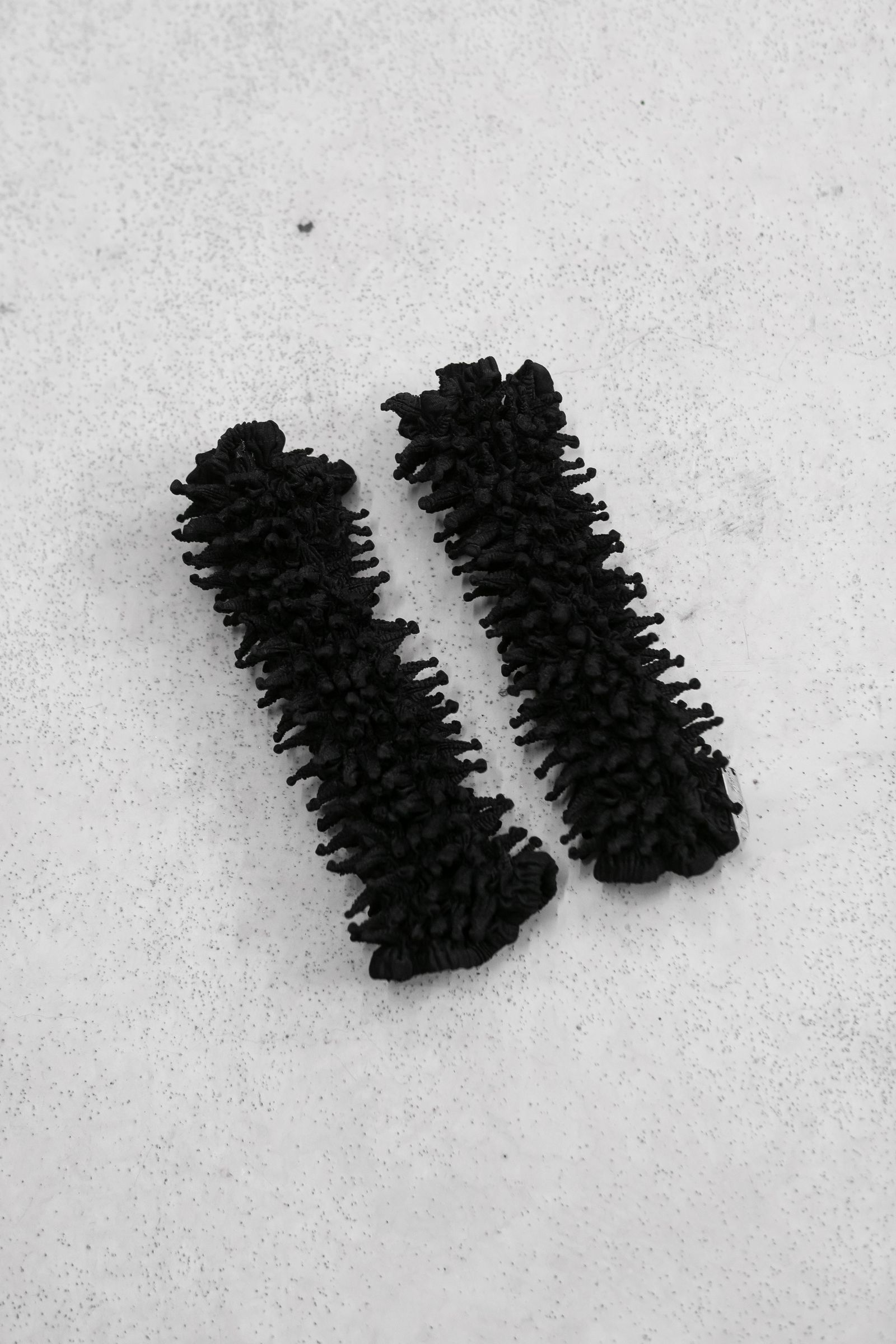 MIKAGE SHIN - Versatile Spiky Shibori Glove / Black | Retikle