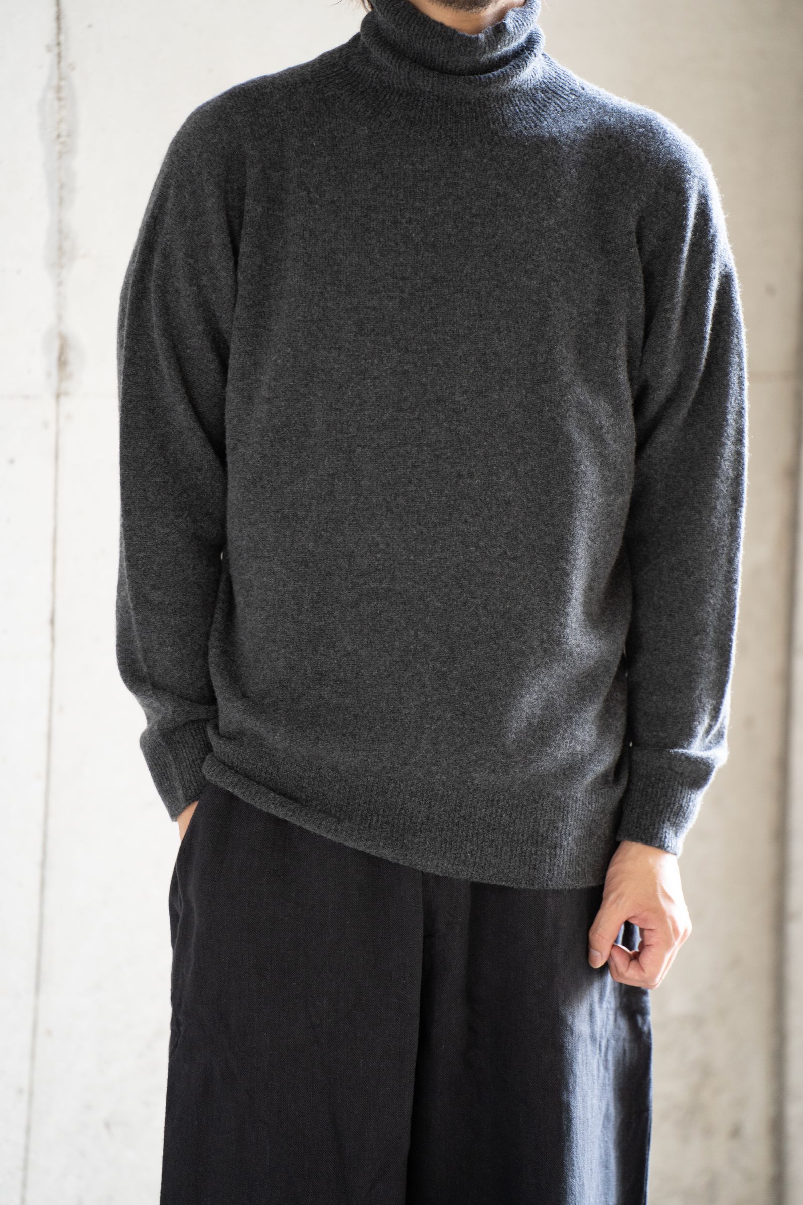 MITTAN - 【ラスト1点】ベビーカシミヤタートルセーター(墨黒) | Salty