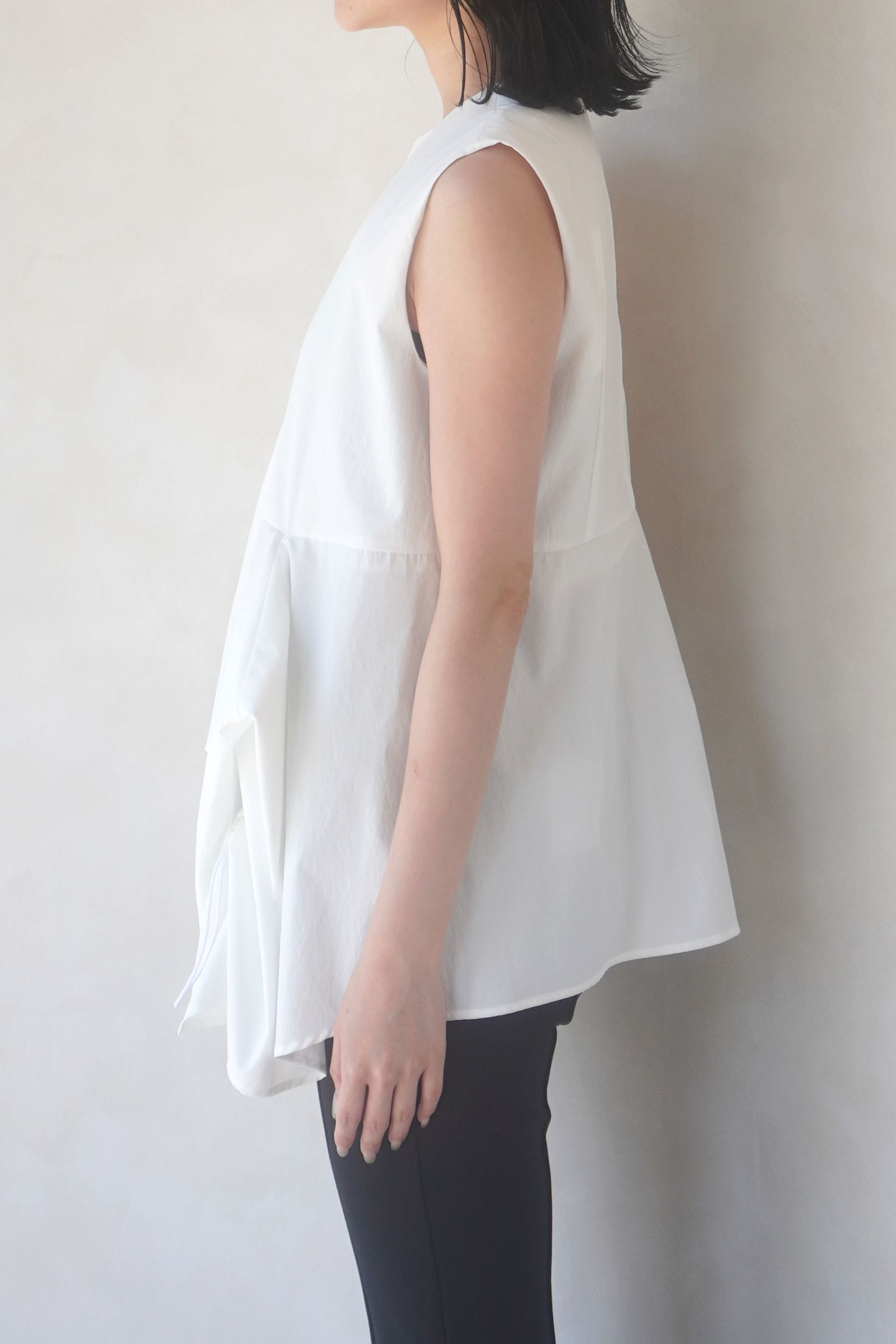 UN3D. - TUCK GATHER SLEEVELES TOP / タックギャザースリーブレス