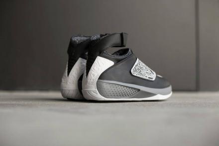 国内5月9日発売予定】 ナイキ エアジョーダン20 ブラック/ホワイト