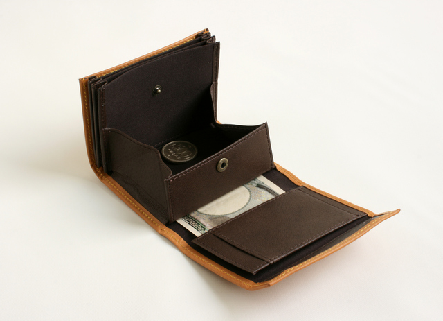 コンパクト二つ折り革財布 | ミッレフォッリエ - エムピウ（m+）