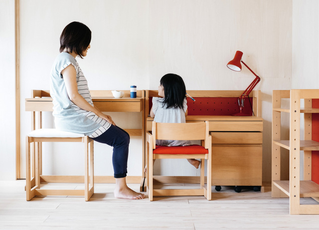 大人になっても使える無垢材の学習机 | MUCMOC - 杉工場