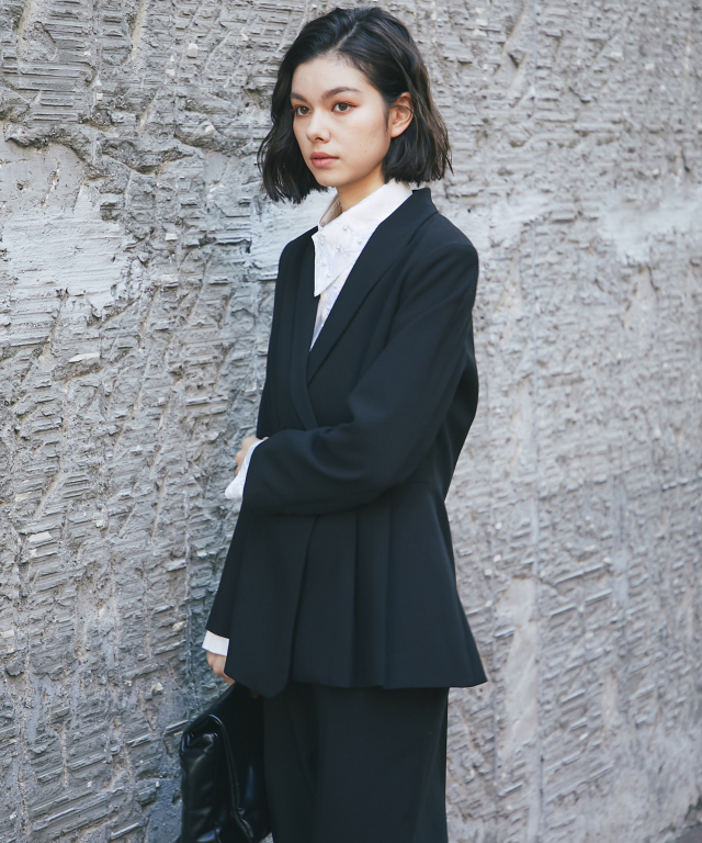 プリーツ裾ペプラムジャケット＆ワイドパンツセットアップスーツ