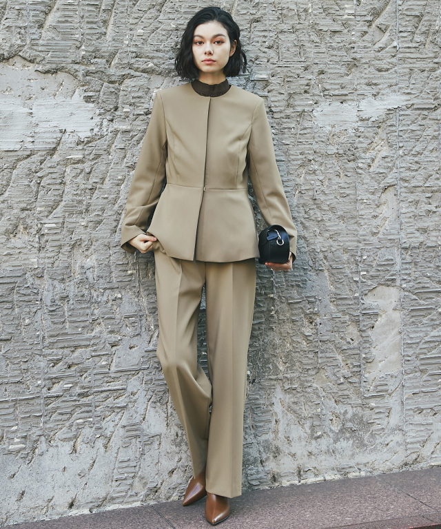 ノーカラーペプラムジャケット＆スラックスパンツセットアップスーツ