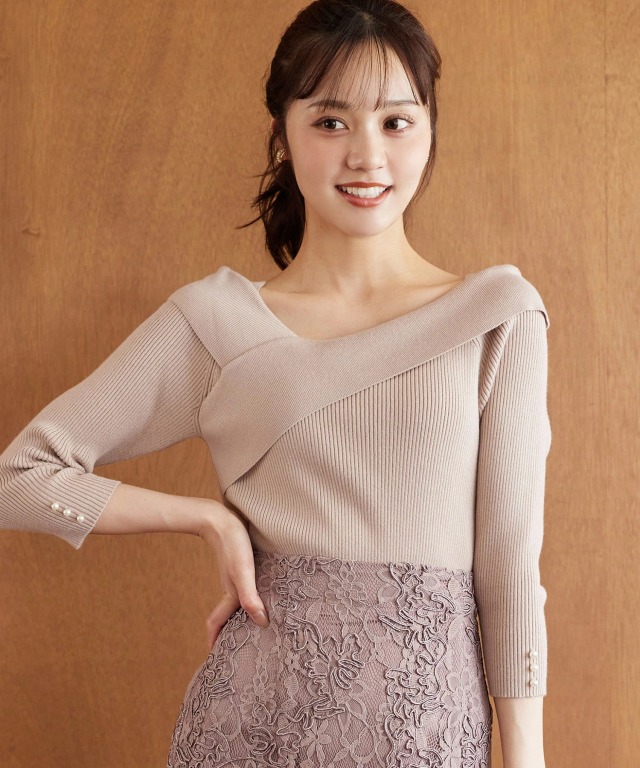 レディ感とセクシーさを併せ持つ袖口パール付きアシメリブニットプル