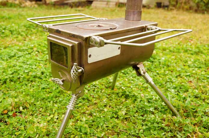 グッドデザインを受賞したテンマクのウッドストーブは、さすがの一言に
