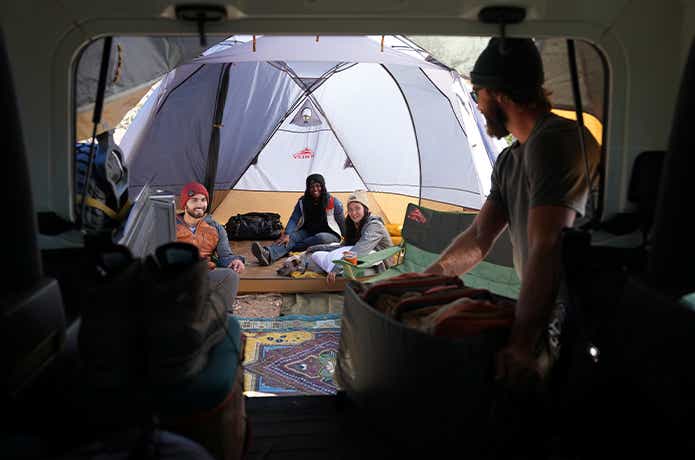 蚊も防ぐタープ、新作カーサイドテントに2人用シュラフも？常識破りな