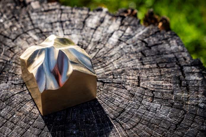 アウトドアで働く人】“名もなき山”を彫り出す、イッカクモザイクのモノ