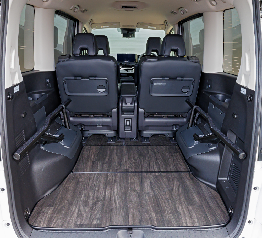 車中泊に最適！日産自動車の新型セレナ用マルチベッドは社外品とどう