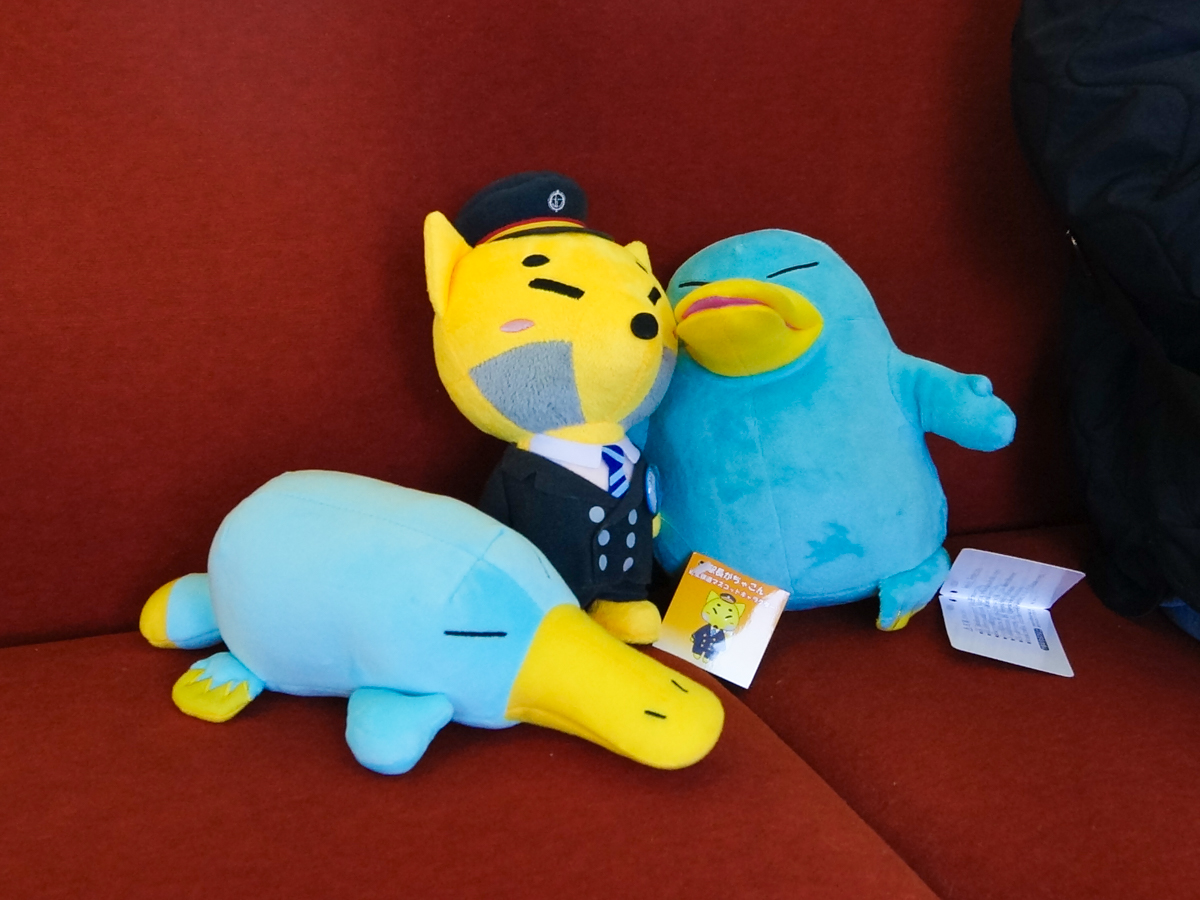 駅長がちゃこんとカモノハシのイコちゃんのぬいぐるみ＝近江鉄道線