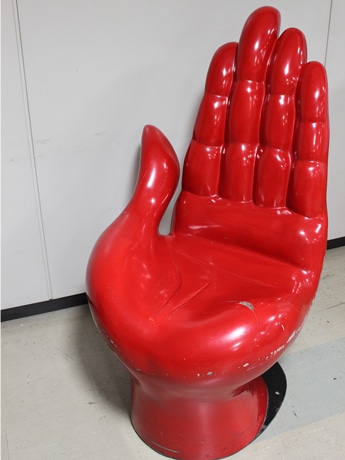 広島で「世界の椅子100選展」－岡本太郎デザイン「手の椅子」も - 広島