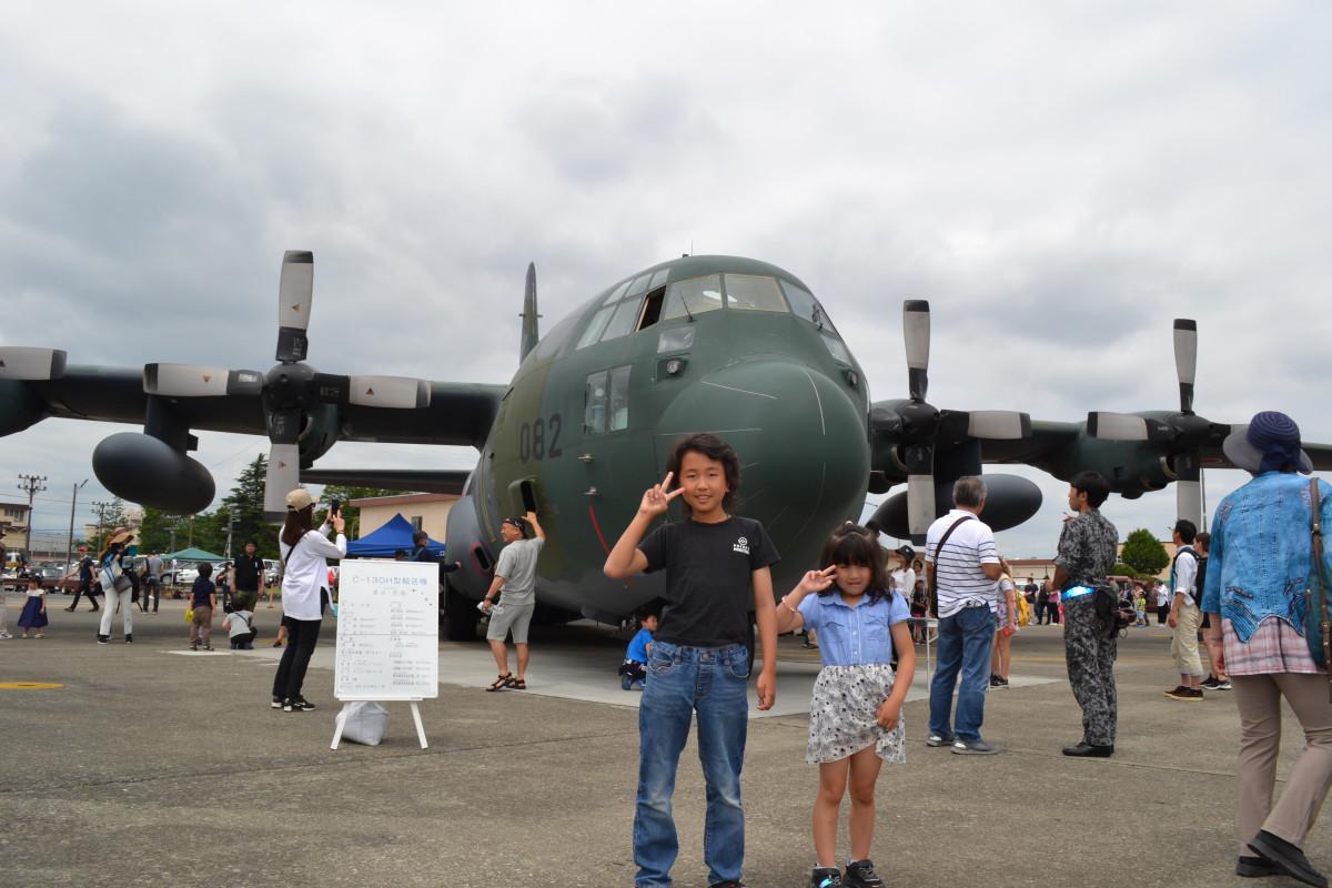 横田基地で「日米友好祭」 米空軍機の展示飛行、パラシュート降下も