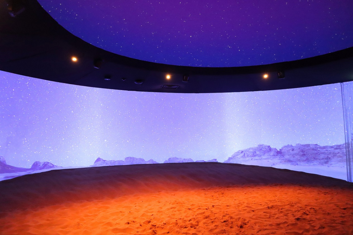 赤い砂を敷き詰めるヨルダンの展示 - 大阪ベイ経済新聞