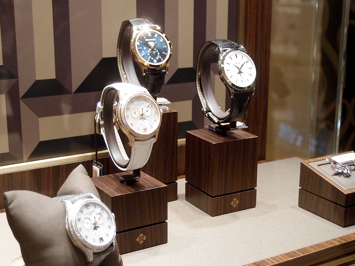 店頭ショーケースに並ぶ「パテック フィリップ」 - サカエ経済新聞