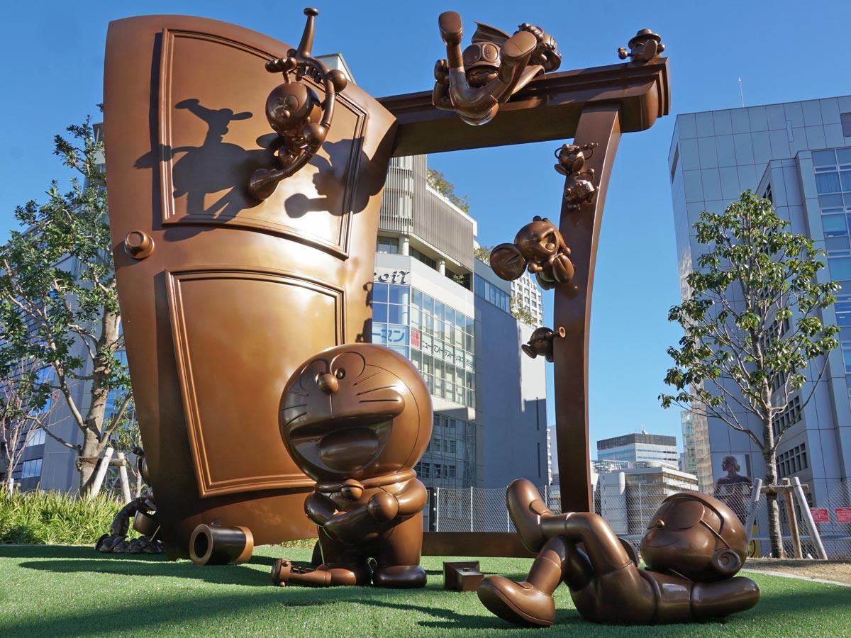 渋谷に「どこでもドア」巨大モニュメント 藤子・F・不二雄キャラ11体