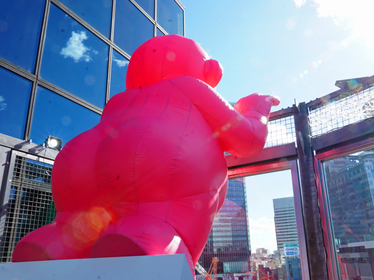 かわいらしい後ろ姿＝巨大アート「ミスターピンク」出現 - シブヤ経済新聞