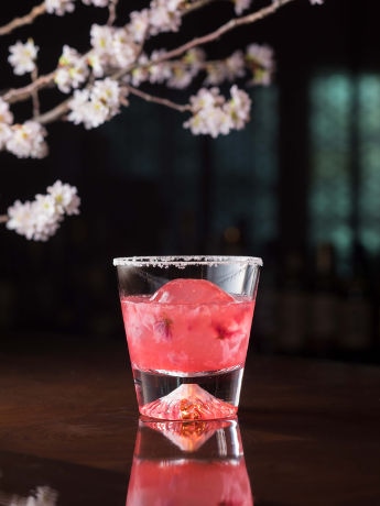 ザ・キャピトルホテル 東急が桜のカクテル 富士山が浮かび上がるグラス
