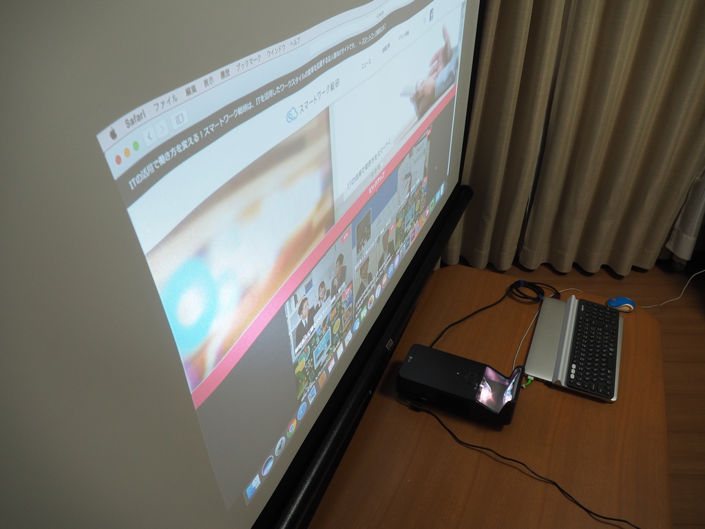 PC-Webzine - 11cmの距離から投影できる超短焦点LEDプロジェクター