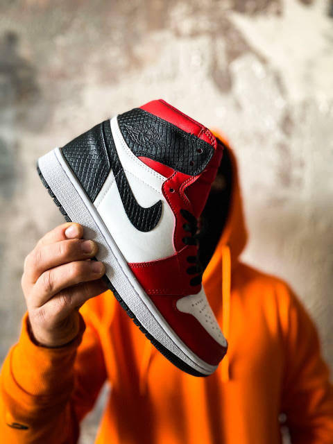 Nike Air Jordan 1 Retro High Satin Snake Chicago shark, цена: 2090