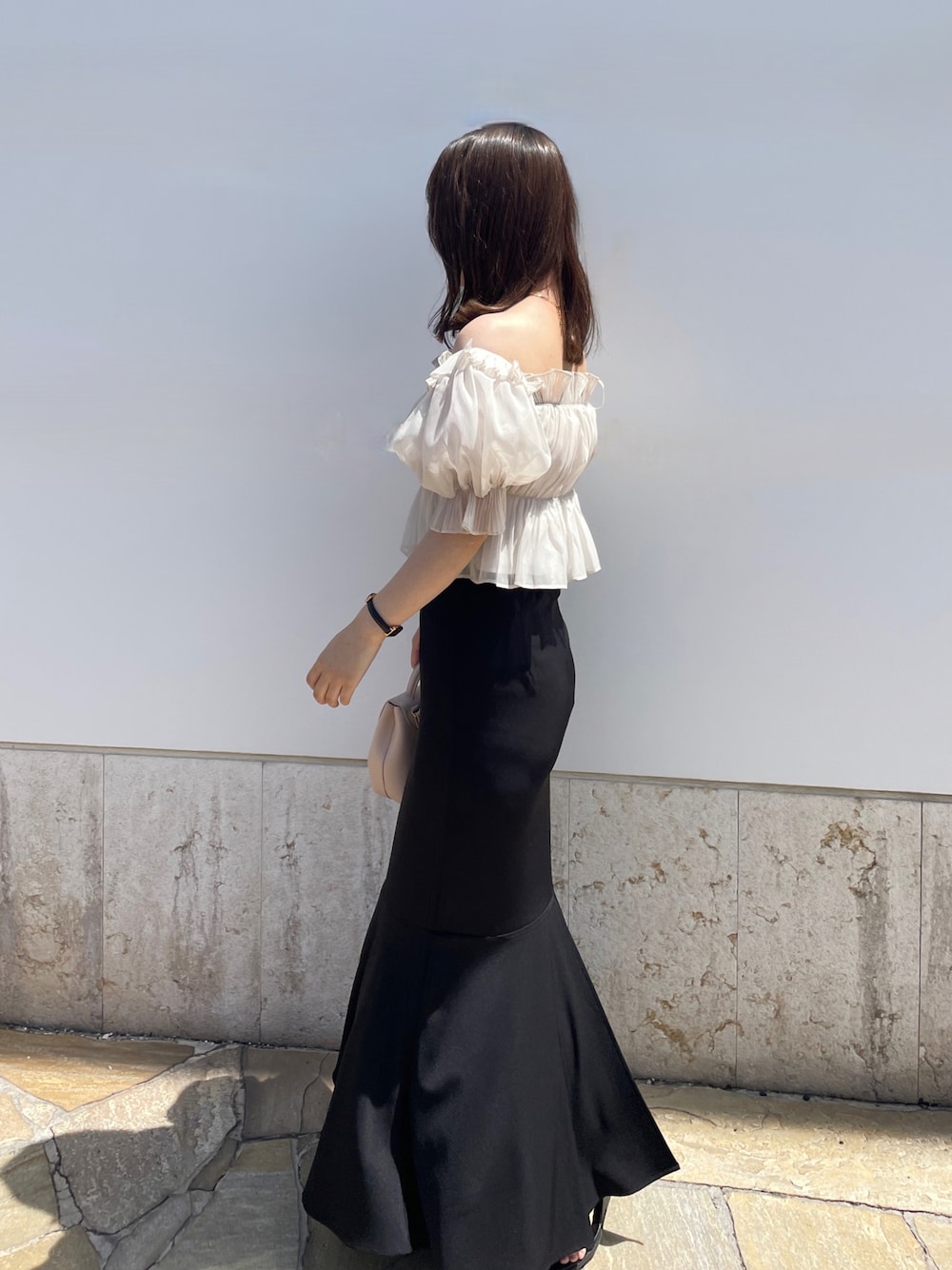 ボリュームギャザーフリルオフショルブラウスを使った人気ファッション
