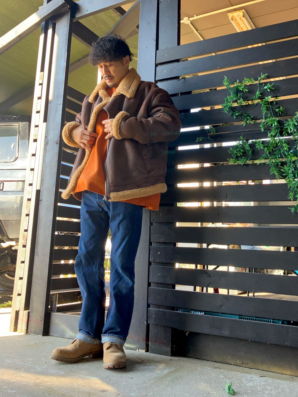 ZARAのムートンコート（ブラウン系）を使ったメンズ人気ファッション