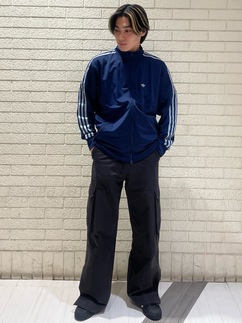 トラックジャケット（ジェンダーニュートラル）のアディダスコーデ