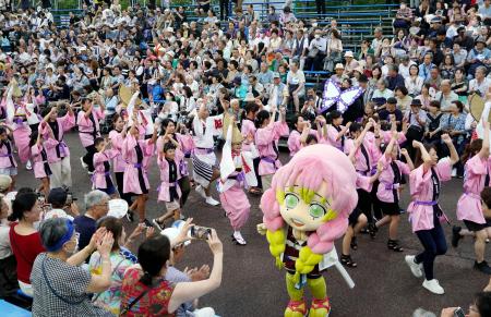 踊るあほう」街中にあふれる 阿波おどり2日目、鬼滅の刃登場 | 高知新聞