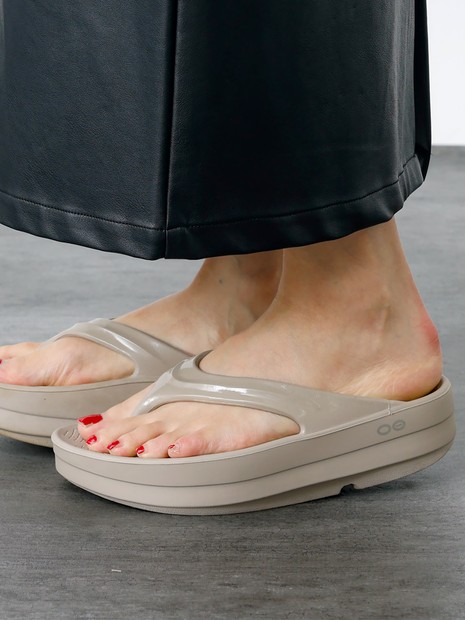 OOFOS/ウーフォス】OOmega/ ウーメガ 厚底 【WEB限定】【予約