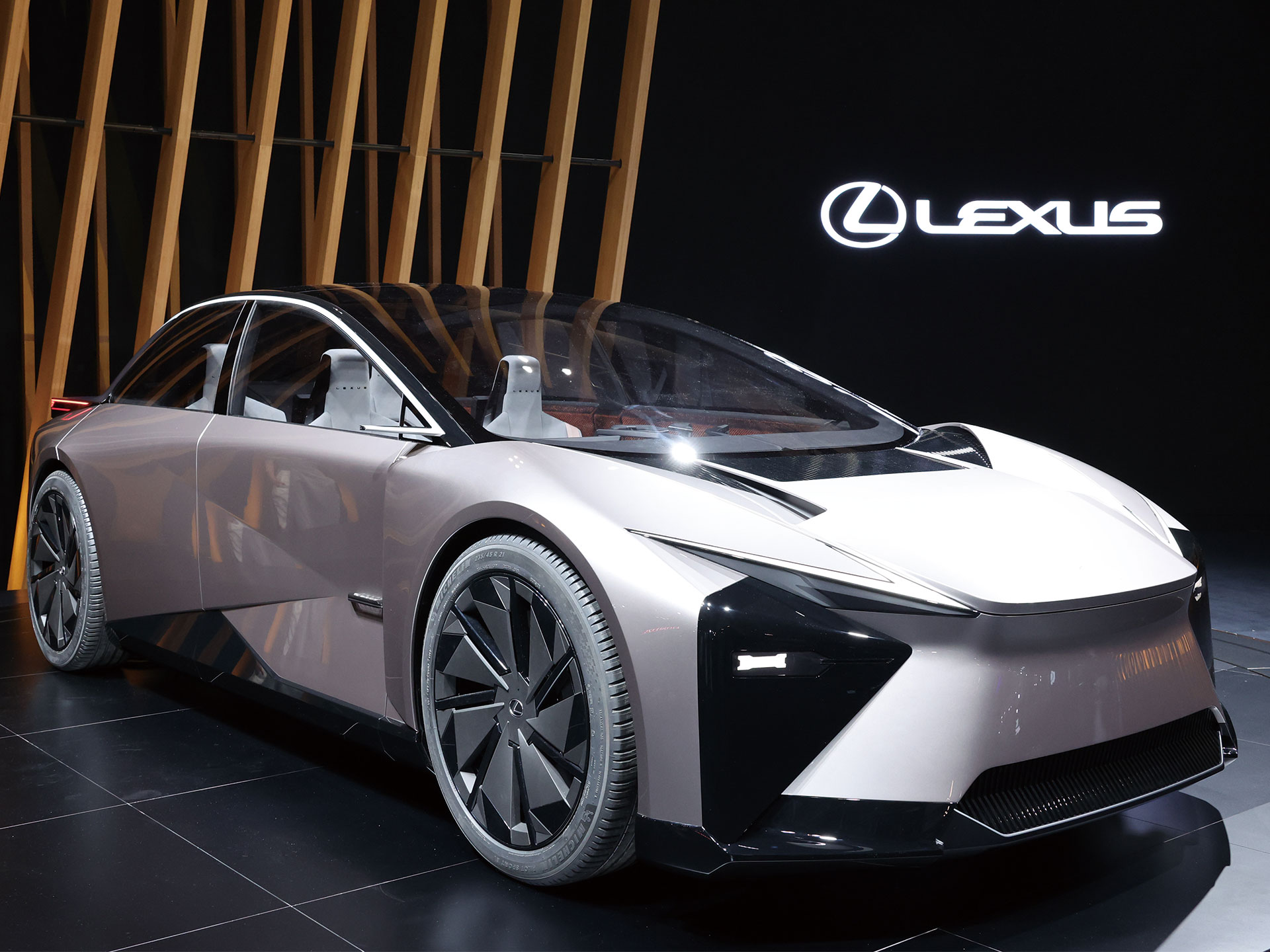 2026年発売！ レクサスのEV旗艦モデル「LF-ZC」先取りチェック | 中古