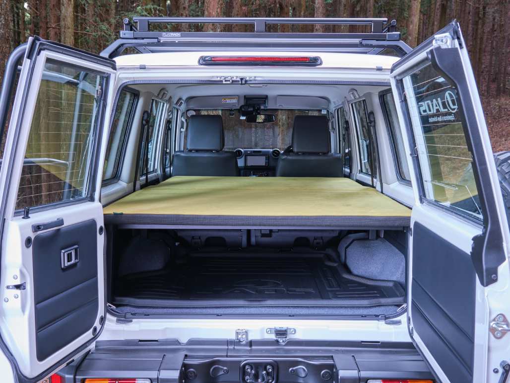 ランクル70で車中泊！トイファクトリーが専用ベッドキット開発 東京