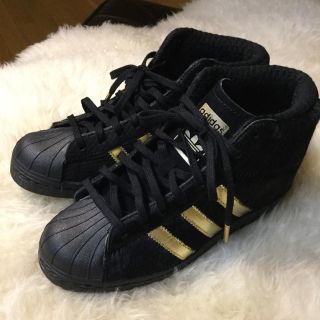 adidas（ファー ・ スニーカー）のフリマアイテム一覧