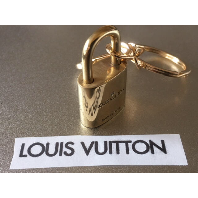 LOUIS VUITTON - ルイヴィトン 南京錠 鍵付き 車のキーホルダーや