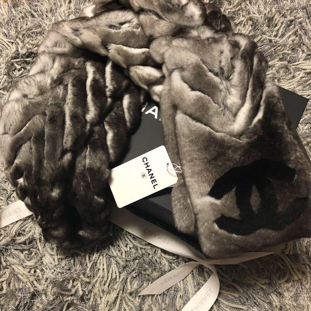 CHANEL - Chanel ✨新作 オリラグ✨ファーマフラー の通販 by from