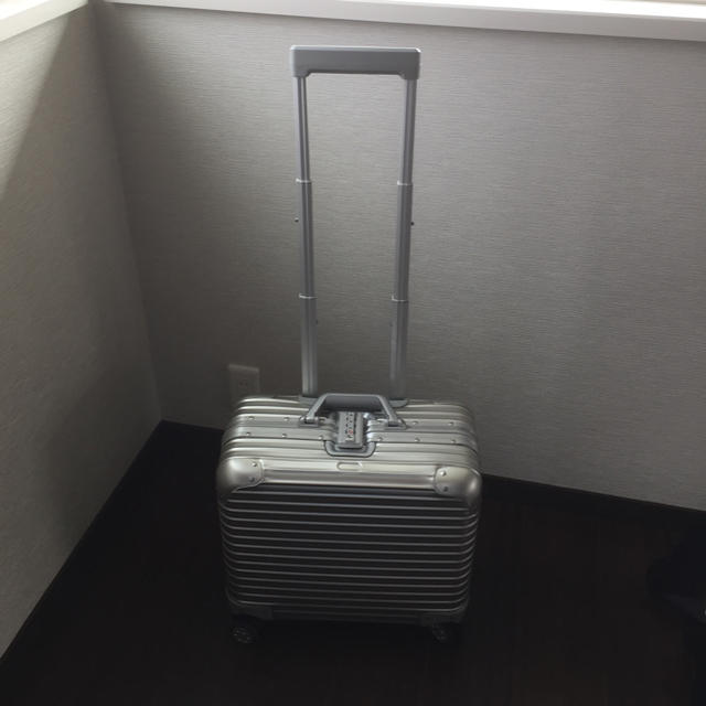 リモワ風 アルミ製 スーツケース 31リットルの通販 by Ts shop｜ラクマ