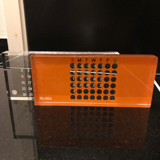 MOMA - MoMA ルーサイト アクリル万年卓上カレンダー オレンジの通販